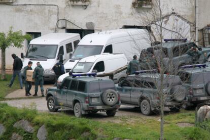 La Guardia Civil saca material del caserío de Aitor Esnaola en Legorreta el pasado 12 de abril.