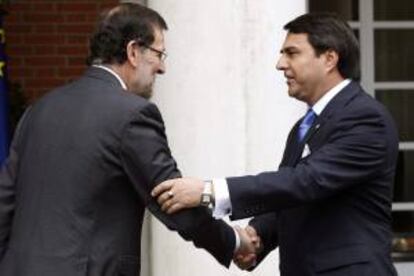 El presidente del Gobierno español, Mariano Rajoy (i) saluda al presidente de Paraguay, Federico Franco, durante la reunión que mantuvieron este mediodía en el Palacio de la Moncloa, en Madrid.