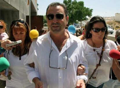 El alcalde de Sierra de Yeguas, Rafael Sánchez, ayer a la salida de los Juzgados de Antequera.