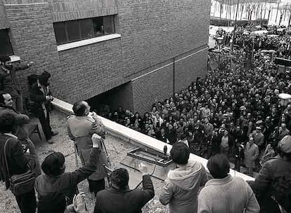 Carrillo, que había sido detenido en Madrid el 22 de diciembre del 76 y puesto en libertad ocho días más tarde, ofreció su apoyo a Suárez y, tras difíciles negociaciones, en que ambos se dejaron algunos pelos en la gatera, acordaron la legalización del PCE el 9 de abril, en plena Semana Santa, y un mes después de ser aprobada la amnistía para los presos políticos.