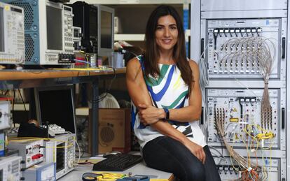 La ingeniera de telecomunicaciones Ivana Gasulla, en su laboratorio en Valencia.