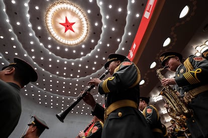 La banda del Ejército Popular de Liberación ensaya antes de la ceremonia de apertura en el Gran Salón del Pueblo de Pekín.