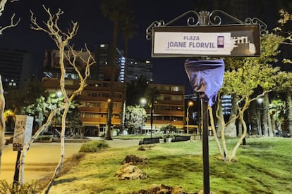 Un letrero reemplaza el nombre de un parque público por el de Joane Florvil, una ciudadana haitiana detenida de forma arbitraria en 2017.