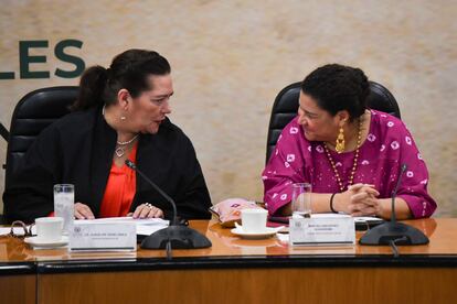 Guadalupe Taddei, consejera presidenta del INE, habla con Lenia Batres, ministra de la SCJN, este martes.