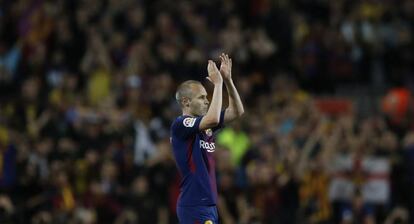 Andrés Iniesta sale del campo en el último clásico.