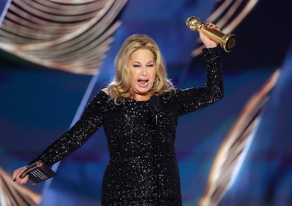 Jennifer Coolidge, que brilló en la serie de humor negro 'The White Lotus' festeja al recibir el premio a Mejor Actriz de Reparto de Miniserie, Antología o TV Movie.