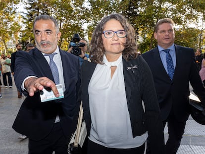 La exvicepresidenta de la Generalitat valenciana, Mónica Oltra, el pasado 19 de septiembre, a su entrada en el juzgado para declarar por la gestión del caso de abusos de su exmarido a una menor.