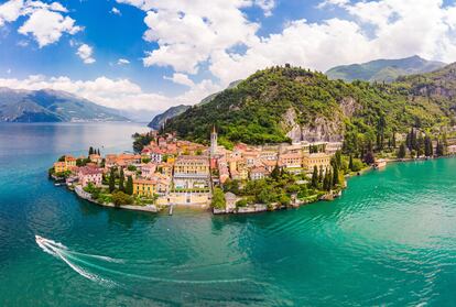 Serpenteando por los cinco lagos (Italia). Los lagos del norte de Italia, formados al final de la Edad de Hielo son un socorrido lugar de vacaciones desde la época romana, y tienen una belleza imperecedera. En el lago Maggiore, los palacios de las islas Borromeas parecen una flota de navíos, con sus señoriales salones de baile y sus grutas decoradas con conchas, mientras el canto de sirena del lago de Como atrae a estrellas de Hollywood hasta sus discretas laderas cubiertas de bosques. Para disfrutar de esta ruta hay que seguir la carretera que comienza aferrándose a las costas del Maggiore, desde la localidad turística de Stresa al bonito pueblo de Cannobio, para luego retroceder 22 kilómetros hasta Verbania para embarcarse en el ferri que cruza el lago hasta Laveno. Hay que seguir hasta el lago de Como y visitar la elegante ciudad del mismo nombre, aún hoy la mayor productora de artículos de seda de Europa. Después de un espectacular trayecto hacia el noreste es imposible no quedarse boquiabierto con los pueblos que se asoman al agua: Bellagio, Tremezzo y Varenna, antes de bajar de nuevo por el otro brazo del lago. Inicio: Stresa. Final: Bergamo. Distancia: 206 kilómetros. 