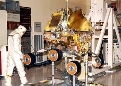 Fase final del montaje en el Kennedy Space Center de uno de los dos vehículos todoterreno que viajarán a Marte .
