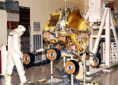 Fase final del montaje en el Kennedy Space Center de uno de los dos vehculos todoterreno que viajarn a Marte .