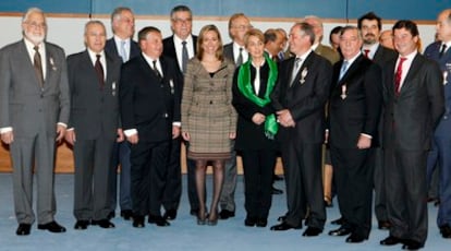 La ministra de Defensa Carme Chacón, junto a los integrantes de la Unión Militar Democrática a los que galardonó en reconocimiento a su papel durante la Transición.