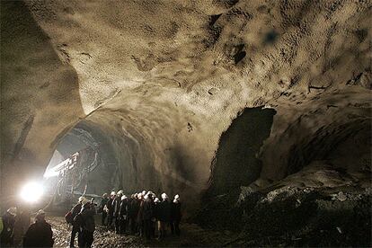 A la dreta de la imatge, una muntanya de formigó tapia el túnel de maniobra que va provocar el gran forat. L'altre túnel és el que accedeix a la futura estació del Carmel.