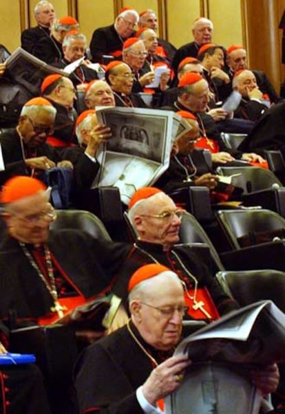 Un grupo de cardenales espera el comienzo de una reunión en el sínodo.
