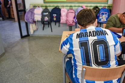 Un niño con la camiseta de Maradona en un colegio, durante la visita a la escuela Ponent por el inicio del curso en Granollers, a 8 de septiembre de 2025, en Barcelona (España).