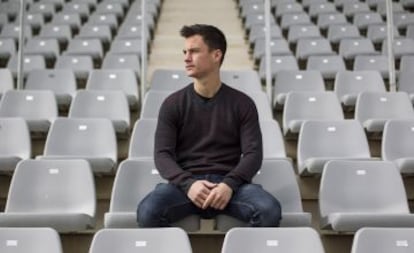 Juanpi posa en el estadio de atletismo Ciudad de Málaga.