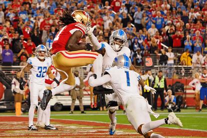 Brandon Aiyuk anota un touchdown en la final de la conferencia Nacional frente a Detroit.