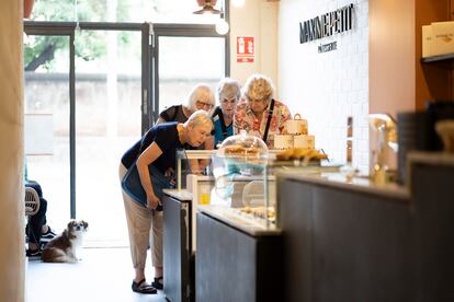 Unas clientas miran el mostrador de la nueva pastelería de Maxime Petite.