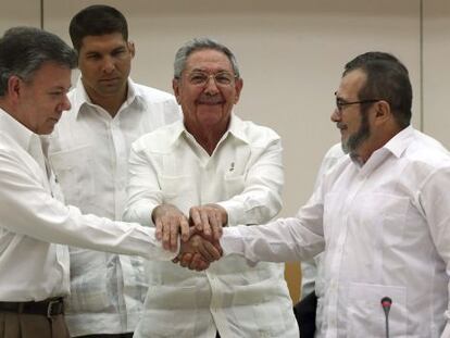 Santos e Timochenko apertam mãos diante de Raúl Castro