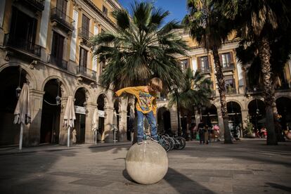 Un niño juega en la Plaza Real de Barcelona, uno de los sitios más turísticos.