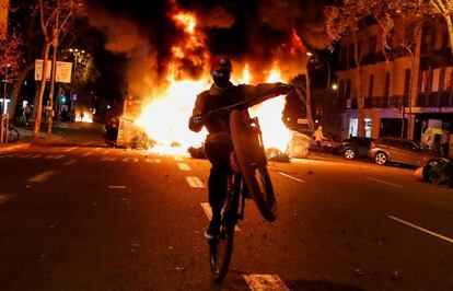 Disturbios en la noche del viernes en Barcelona tras las protestas de decenas de personas contra el toque de queda.