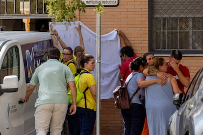 Personal del servicio fúnebre recoge el cuerpo de la mujer asesinada, este miércoles en Sevilla.