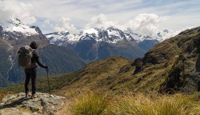 Una excursionista en la ruta Routeburn.