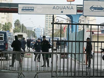 Policías españoles vigilan la frontera de Gibraltar durante el cierre de ayer.