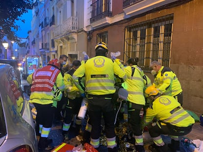 Los servicios de Emergencias atienden al hombre en parada cardiorespiratoria en  el incendio de la calle de Marqués de Santa Ana.