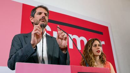 El portavoz de Sumar, Ernest Urtasun y la secretaria de organización, Lara Hernández, durante una rueda de prensa en Madrid.