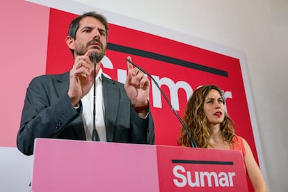 El portavoz de Sumar, Ernest Urtasun y la secretaria de organización, Lara Hernández, durante una rueda de prensa en Madrid.