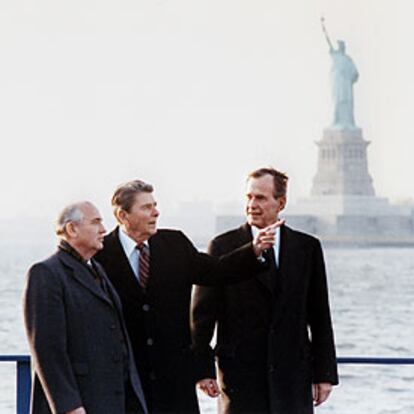 Ronald  Reagan  enseña a Mijaíl Gorbachov una vista de Nueva York, ante la mirada de George Bush, en junio de 1985.