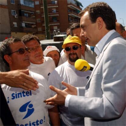 El líder del PSOE, con un grupo de ex trabajadores de Sintel, esta mañana en Madrid.