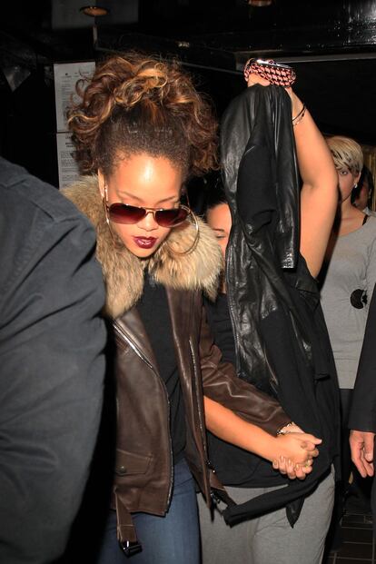 ¿Por qué qué se esconde Rihanna si lleva ese precioso color borgoña brillante en los labios?