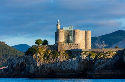 Vista del castillo-faro de Santa Ana, en Castro Urdiales.