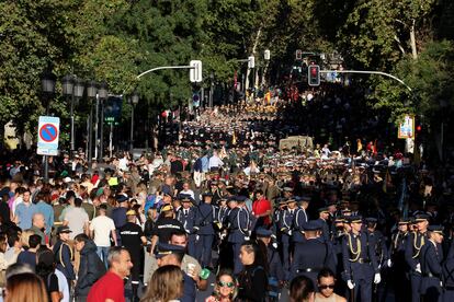 Ambiente en el paseo del Prado de Madrid antes del desfile.