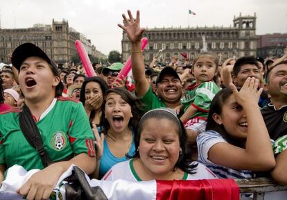 Aficionados mexicanos en el Zócalo de la capital mexicana.