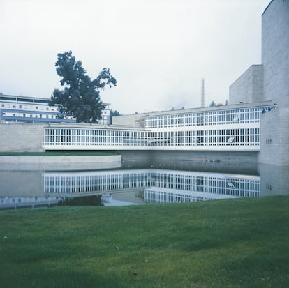 El Auditorio de Galicia, en Santiago de Copostela, uno de los 'castillos' típicos de Cano Lasso, forrado con sillares de granito tostado gallego, que el arquitecto tuvo que defender en más de una ocasión. | 