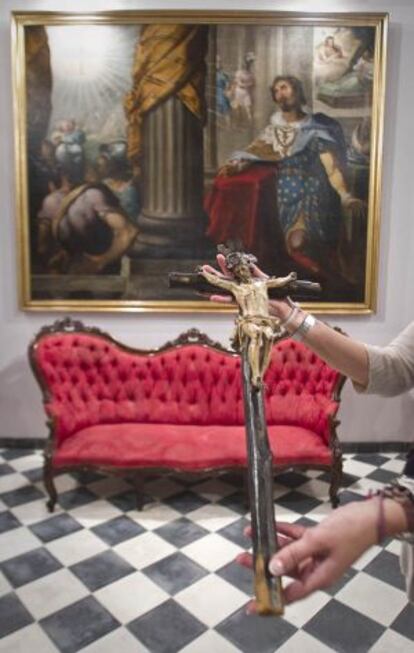 La cruz de los ajusticiados delante del lienzo de Herrera el Viejo en la sala de Cabildos.