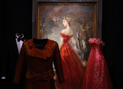 El retrato de Cayetana Fitz-James Stuart y Silva con un vestido de Flora Villareal junto a su diseño original.