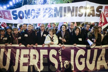 Seis ministros en una de las cabeceras de la manifestación de Madrid. De izquierda a derecha, Grande-Marlaska, José Guirao, María Luisa Carcedo, Magdalena Valerio, Carmen Calvo y Dolores Delgado.