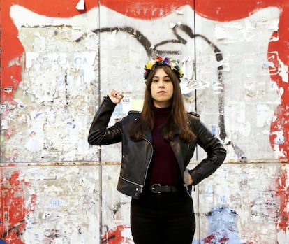 Lara Alcázar, líder de Femen España, posa en la Plaza de Tirso de Molina en Madrid. 