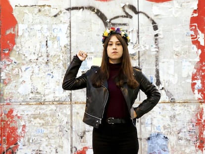 Lara Alcázar, líder de Femen España, posa en la Plaza de Tirso de Molina en Madrid. 