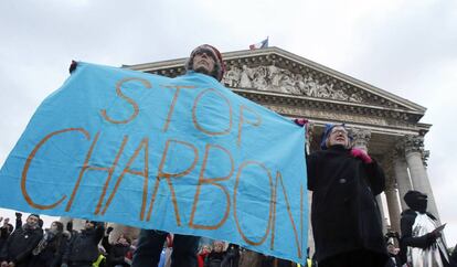 Defensores del medioambiente ante el monumento del Pante&oacute;n en Par&iacute;s este martes.