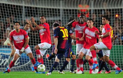Lionel Messi lanza a puerta.