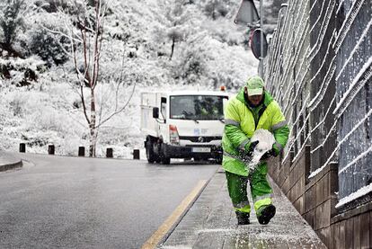 Operarios del Ayuntamiento de Barcelona, ayer, preparando las calles de Ciutat Meridiana con sal para evitar que se formen placas de hielo.