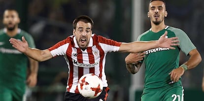 Beñat trata de alcanzar la pelota en el partido contra el Panathinaikos.