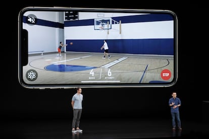 Apple muestra usos cotidianos en los que la realidad aumentada puede ser una herramienta útil más allá del ocio como esta aplicación que ayuda a los jugadores de baloncesto a mejorar su tiro.