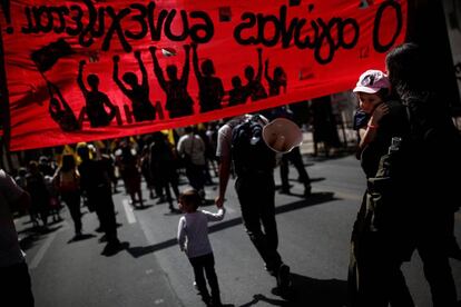 Una multitud participa en una manifestación convocada con motivo del Día de losTrabajadores en Atenas (Grecia).