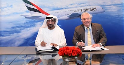 El consejero delegado de Emirates, el jeque Ahmed bin Saeed Al Maktoum, firma la compra de aviones con el ejecutivo de Airbus John Leahy