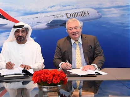 El consejero delegado de Emirates, el jeque Ahmed bin Saeed Al Maktoum, firma la compra de aviones con el ejecutivo de Airbus John Leahy